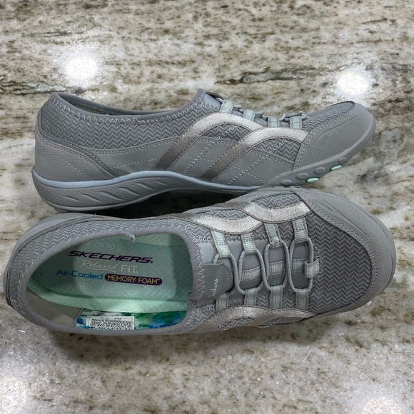Skechers Women's Light Gray Slip-On Sneakers size 7.5 - Picture 2 of 3